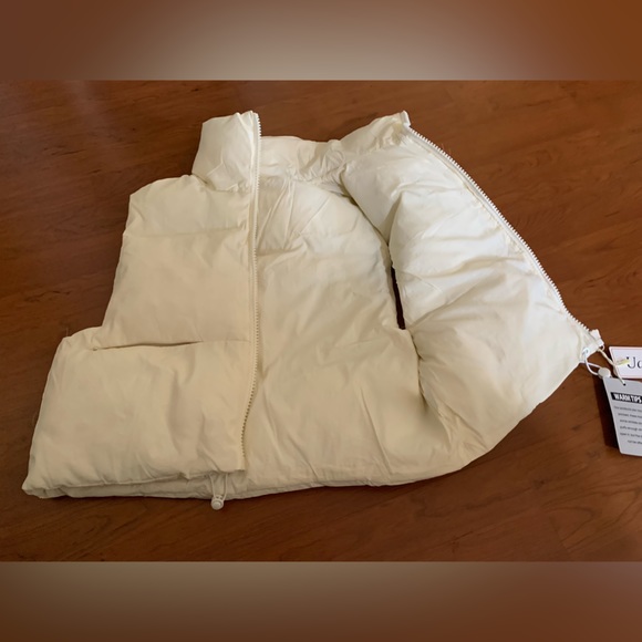 NWT Women’s Cream Puffer Vest Size: M - Picture 5 of 7